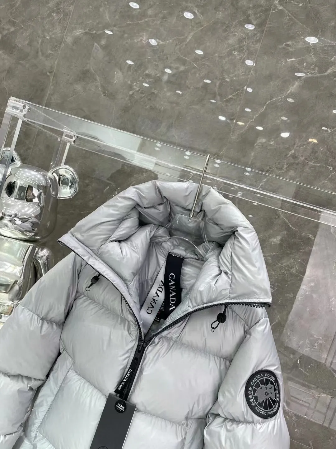 P860 Canada Goose/Canada Goose 2022 limited new Crofton puff down jacket top version (exclusive to the entire network)‼ ️ ‼ ️Top version, ceiling level‼ ️ Crofton soft bread, the latest style in 2022, with cold protection effect up to level 4, made of recycled Feather-Light tear-resistant fabric, ultra-light, and no weight on the upper body at all! The unique black label highlights your temperament‼ ️ Canada Goose, a Canadian brand, has always been recognized as the warmest down jacket. Various Instagram celebrities, Internet celebrities, and celebrities often wear it for street photos. I do Canada Goose every year, but I still can’t get rid of my love for the geese. No matter how cold the weather is, there is no need to be afraid, because there are geese! Filled with 90% white duck down, Canada Goose is the legendary warmest down jacket and is known as a must-have for Arctic outdoor sports! The most popular down jacket in the world, celebrities are rushing to buy it, it is a must-have!   Same style for men and women Size: S~XXL Ready in stock